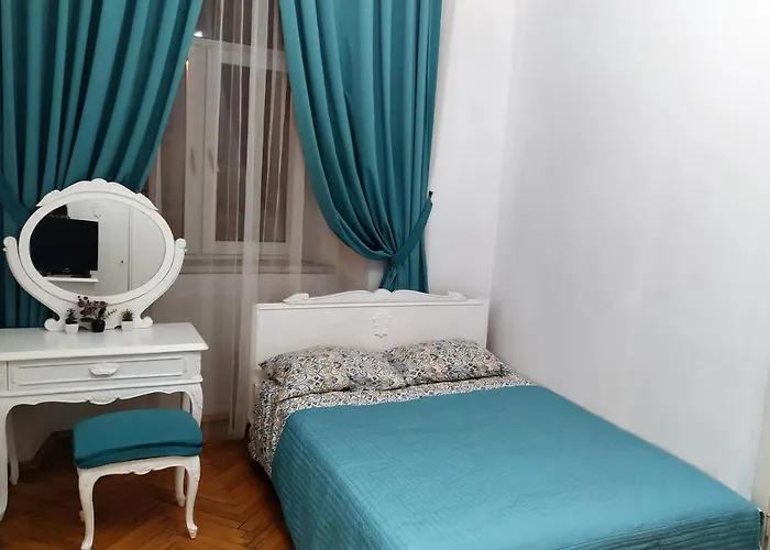 In The Heart Of Rynok Square романтичні на площі ринок світло є постійно