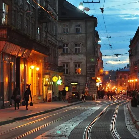 In The Heart Of Rynok Square романтичні на площі ринок є світло! Lviv